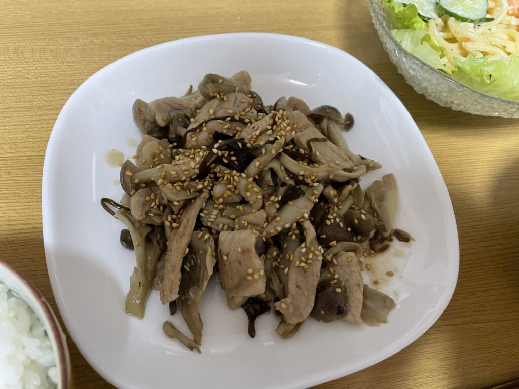 きのこと豚肉の塩昆布炒め